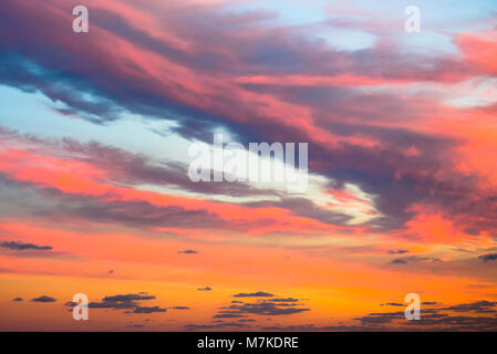 Ciel coloré, tranquille et fond de nuage photographié de Lyme Regis sur la côte jurassique, Dorset, UK. Banque D'Images