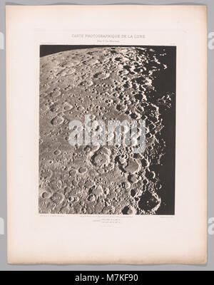 Cette carte photographique systématique de la Lune montre ses phases, à la fois épilation à la cire et décroissance. Capturée au XIXe siècle, cette série illustre la surface lunaire en détail. Banque D'Images