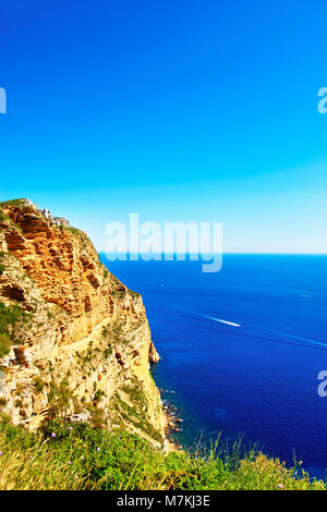 Les Calanques et la mer Méditerranée en Cote Azur en France en été. Banque D'Images