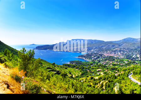 Calanques dans la mer Méditerranée en Cote Azur en France en été. Banque D'Images