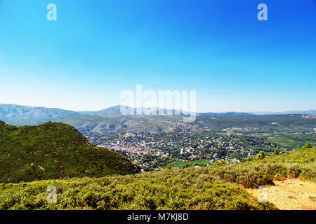 Collines en Cote Azur en France en été. Banque D'Images