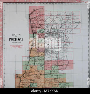 Publié en 1909, A Nova Carta Chorográphica de Portugal présente une carte topographique et administrative détaillée du Portugal, illustrant la géographie nationale et l'organisation territoriale. Banque D'Images