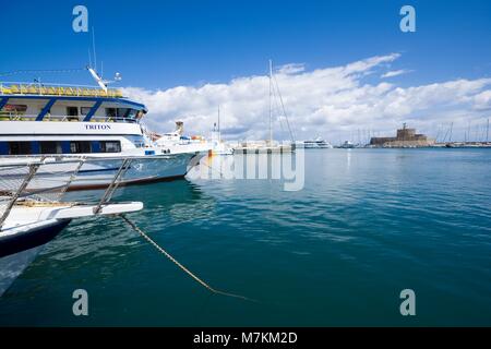 RHODES, GRÈCE - 04 MAI : Bateaux amarrés au port de Mandraki historique sur le 04 mai 2016 à Rhodes (Grèce). Pendant longtemps le port était le port principal de la R Banque D'Images