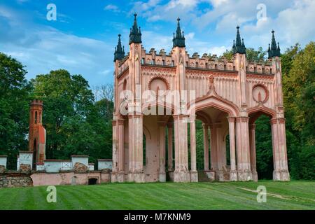 Portail d'entrée de style gothique anglais aux ruines du palais de la famille Saa dans Dowspuda, Pologne Banque D'Images