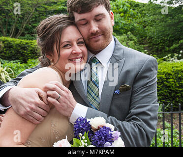 Un couple joyeux à leur mariage. Banque D'Images