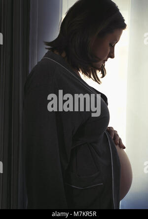 Sept mois d'une femme enceinte à la recherche de son ventre. Banque D'Images