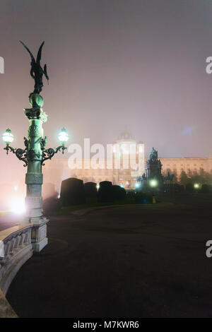 Statue Angel et Vienne, Autriche Museum Quarter. Au brouillard et le soir Banque D'Images