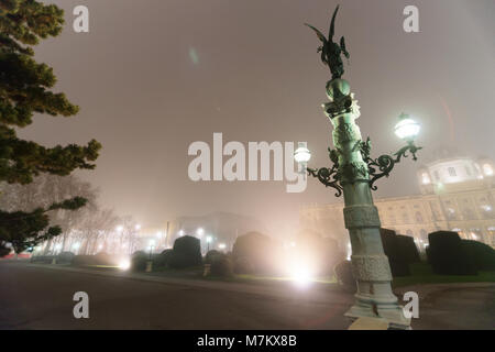 Angel sculpture et musée de Vienne, Autriche. trimestre Au brouillard et le soir Banque D'Images