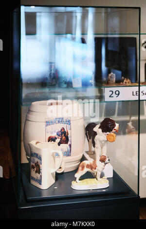 Martigny, Suisse - 1 janvier 2015 : Sous-bouteille et statue avec chien Saint Bernard en élevage chenil et musée à Martigny, Suisse Banque D'Images