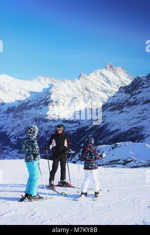 Mont männlichen, Suisse - 31 décembre 2013 : Skieurs de station de sport d'hiver dans les Alpes Suisses en mont Männlichen, Suisse Banque D'Images