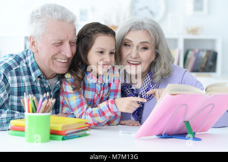 Petite fille mignonne avec des grands-parents l'étude Banque D'Images