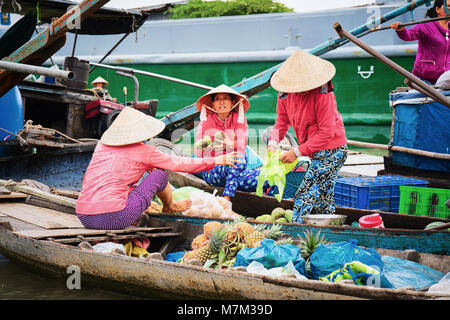 Can Tho, Vietnam - 28 Février 2016 : Les femmes dans un bateau vente de fruits au marché flottant dans le delta Mékong à Can Tho, Vietnam Banque D'Images