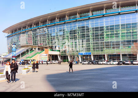 Busan, Corée du Sud - 12 mars 2016 : Les passagers à la gare building à Busan, Corée du Sud Banque D'Images