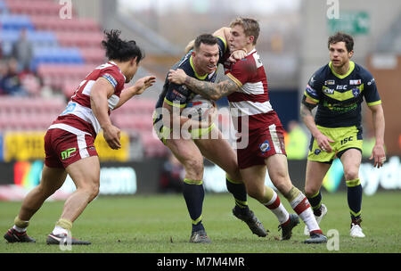 Wakefield Trinity's Keegan Hirst est abordé par Wigan Warriors Taulima Tautai (à gauche) et Sam Powell (à droite) au cours de la Super League Betfred match à la DW Stadium, Wigan. Banque D'Images