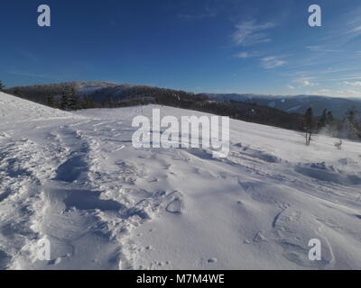 Vue panoramique sur les montagnes Beskid neige paysage vu à partir de la gamme mont Blatnia près de ville de Bielsko-Biala, Pologne Banque D'Images