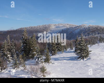 Vue panoramique sur les montagnes Beskid neige paysage vu à partir de la gamme mont Blatnia près de ville de Bielsko-Biala, Pologne Banque D'Images