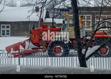 Chasse-neige, enlever la neige de la route en hiver, tempête Zavet, Bulgarie, Europe Banque D'Images