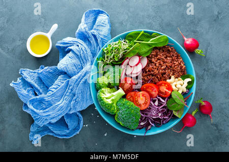 Bol Bouddha avec repas chou frisé, épinards et feuilles de blettes, riz brun, tomate, brocoli, radis, choux verts frais et les pignons de pin. Nutrit sain et équilibré Banque D'Images