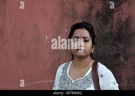 Dame Bengali est debout devant un mur rouge vintage Banque D'Images