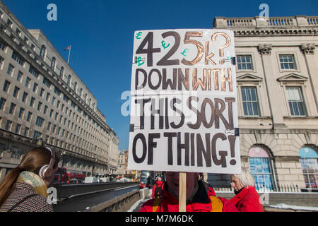 Un démonstrateur exigeant un changement à des universitaires de pension Banque D'Images