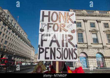 Un démonstrateur exigeant un changement à des universitaires de pension Banque D'Images