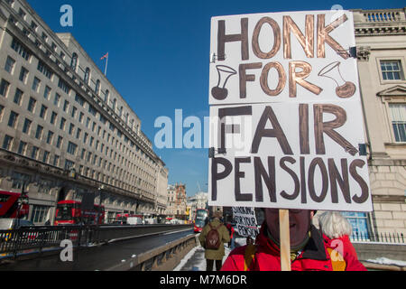 Un démonstrateur exigeant un changement à des universitaires de pension Banque D'Images
