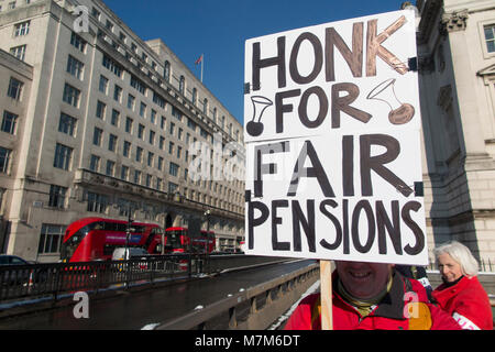 Un démonstrateur exigeant un changement à des universitaires de pension Banque D'Images