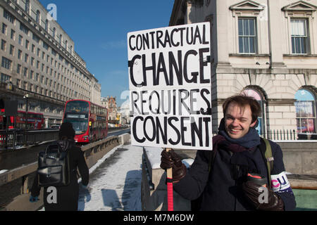 Un démonstrateur exigeant un changement à des universitaires de pension Banque D'Images