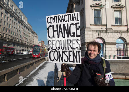 Un démonstrateur exigeant un changement à des universitaires de pension Banque D'Images