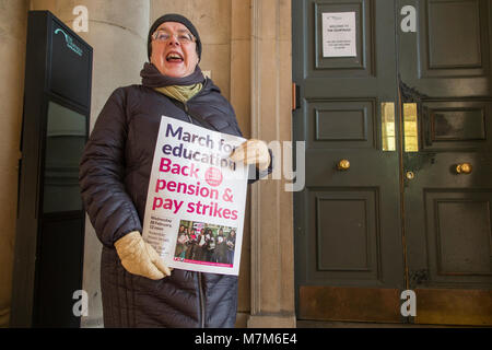 Un démonstrateur exigeant un changement à des universitaires de pension Banque D'Images