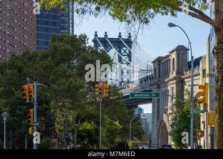 New York, NEW YORK, USA- 26 août, 2017 : View of Manhattan Bridge et Madison Street les bâtiments. Matin d'été à New York. Banque D'Images