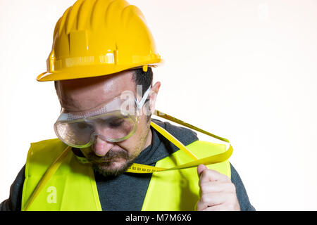 Passe-temps d'un homme qui veut faire un travail sans connaissance, sans expérience de travail. Faire vous-même, l'homme habillé en jaune builder casque avec gl de protection Banque D'Images