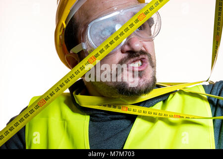 Un homme qui veut faire un travail sans connaissance, sans expérience de travail. Faire vous-même, l'homme habillé en jaune builder Casque avec lunettes de protection Banque D'Images