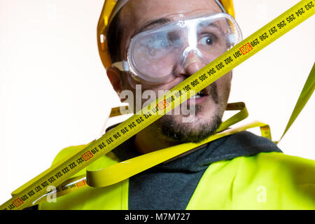 Passe-temps d'un homme qui veut faire un travail sans connaissance, sans expérience de travail. Faire vous-même, l'homme habillé en jaune builder casque avec gl de protection Banque D'Images