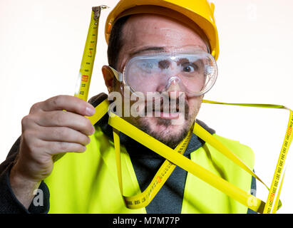 Passe-temps d'un homme qui veut faire un travail sans connaissance, sans expérience de travail. Faire vous-même, l'homme habillé en jaune builder casque avec gl de protection Banque D'Images