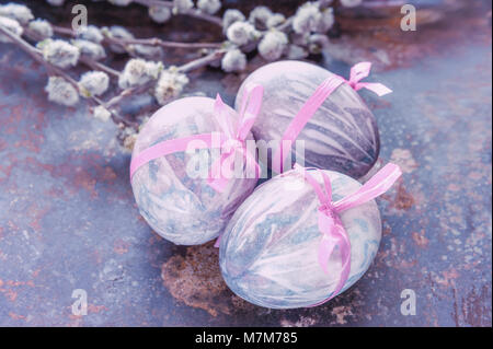 Les oeufs de Pâques colorés allongé sur un beau bouquet avec arrière-plan vintage faits de branches de saule. La vue du sommet. Le Brunch de Pâques. Savs copie Banque D'Images