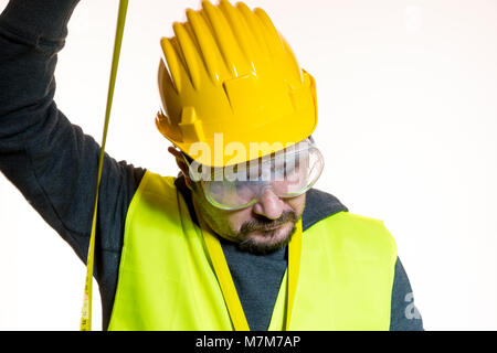 Un homme qui veut faire un travail sans connaissance, sans expérience de travail. Faire vous-même, l'homme habillé en jaune builder Casque avec lunettes de protection Banque D'Images