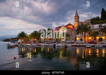 Nuit panorama avec l'église paroissiale, Splitska sur l'île de Brac en Croatie Banque D'Images