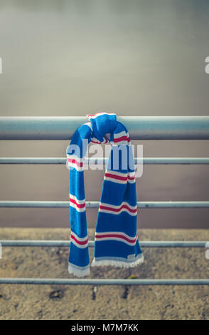 GLASGOW, Royaume-Uni - 11 MARS - un Rangers Football Club foulard noué à une rambarde Sur Un Jour de match Banque D'Images