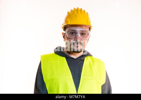 Faire vous-même, l'homme habillé en jaune builder Casque avec lunettes de protection prêt à commencer les travaux de construction Banque D'Images