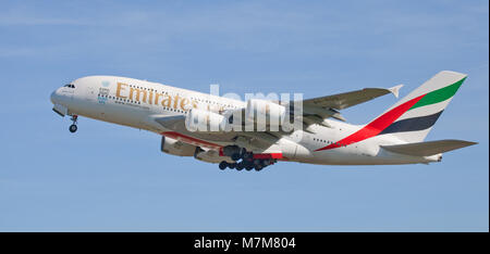 Emirates Airline Airbus a380 Super Jumbo A6-EDX au départ de l'aéroport de Londres-Heathrow LHR Banque D'Images