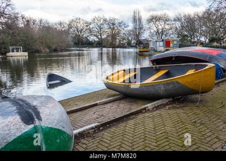 L'hiver à la lac de plaisance à Finsbury Park, au nord de Londres, Royaume-Uni, en dehors de la saison avec le bateaux, une épave Banque D'Images