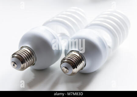 Efficacité énergétique deux fluorescent haute puissance ampoules photographique sur un fond blanc Banque D'Images
