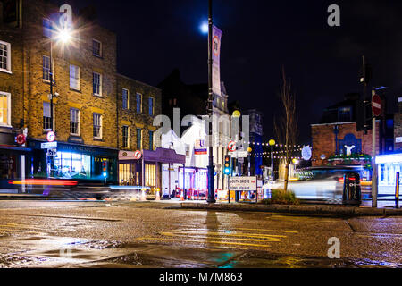 La place de l'étang à Highgate Village, London, Royaume-Uni sur une soirée d'hiver humide Banque D'Images