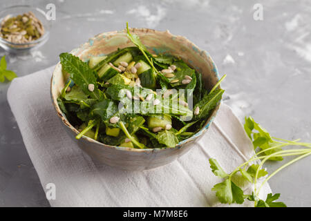 Kale végétalien vert, le concombre, les graines de tournesol de la salade. Concept alimentaire végétarien sain. Banque D'Images