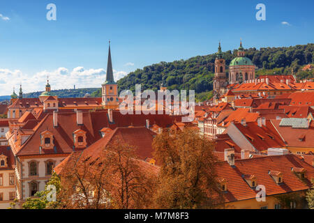 Les toits rouges de la vieille ville basse (moins du quart) de Prague sous le bleu ciel d'été. Avec tour de l'horloge et dôme de la cathédrale Saint-Nicolas, tour de St Tho Banque D'Images