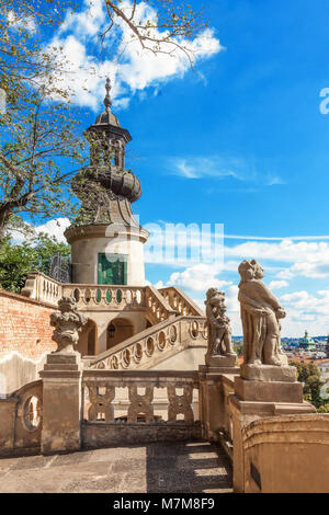 Prague - 11 juillet : la tour dans la partie supérieure de Petit jardin Furstenberg le 11 juillet 2017 à Prague, République tchèque. Escalier et lookout avec decora Banque D'Images