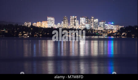 Bellevue à croissance rapide de la ville de Washington réfléchissant la lumière dans l'eau vue de l'autre côté du lac Banque D'Images