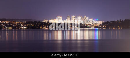 Bellevue à croissance rapide de la ville de Washington réfléchissant la lumière dans l'eau vue de l'autre côté du lac Banque D'Images