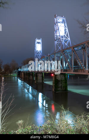 A récemment terminé un pont de passerelle permet aux piétons de s'aventurer sur la rivière Willamette dans Salem Banque D'Images